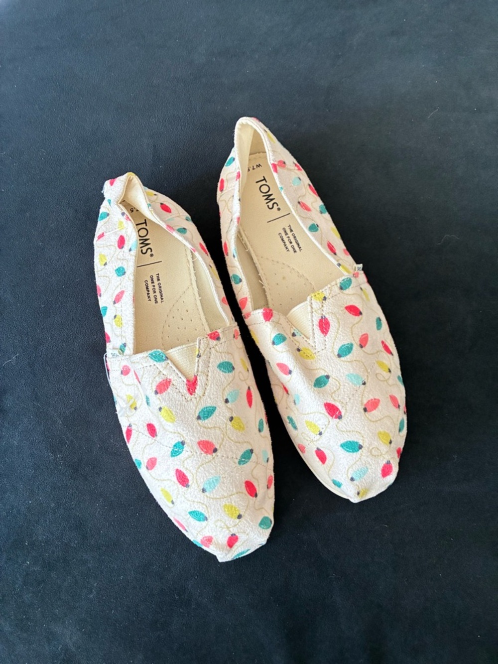 🌟TOMS•Cream Flannel• Slip-On Shoes w Christmas Light Print•Sz 7.5